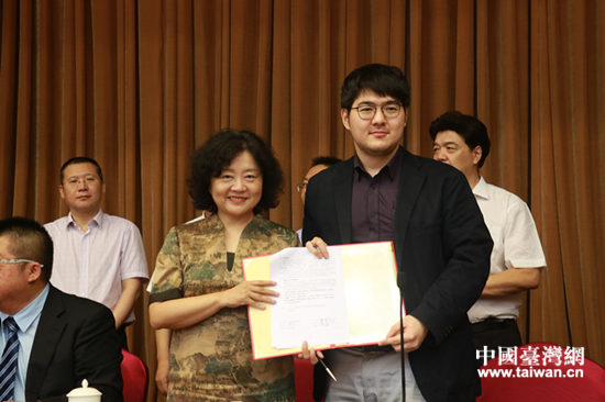 民革中央以中華中山文化交流協(xié)會的名義,分別與各實習企業(yè)以及臺灣合作協(xié)會簽署合作協(xié)議 民革中央以中華中山文化交流協(xié)會的名義,分別與各實習企業(yè)以及臺灣合作協(xié)會簽署合作協(xié)議