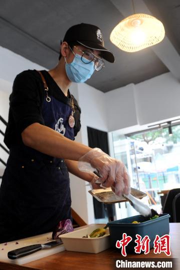 臺灣青年游平制作臺式便當(dāng)。 張金川 攝