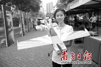 �׌����ڴ�W(xu��)����(chu��ng)��(chu��ng)�I(y��)������(hu��)�ϣ�һλ�����I(y��)���g(sh��)�W(xu��)Ժ�ČW(xu��)��չʾ�o�˙C(j��)�a(ch��n)Ʒ��