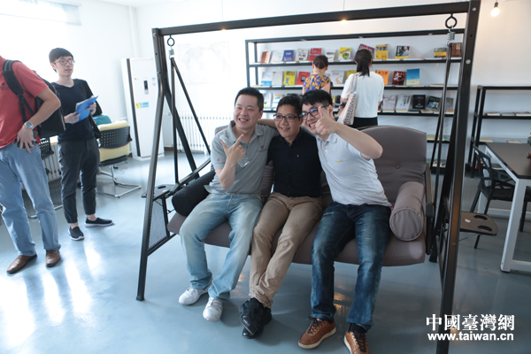 兩岸青創(chuàng)產(chǎn)業(yè)園區(qū)發(fā)展研討會參訪團參訪北京創(chuàng)業(yè)公社 兩岸青創(chuàng)產(chǎn)業(yè)園區(qū)發(fā)展研討會參訪團參訪北京創(chuàng)業(yè)公社