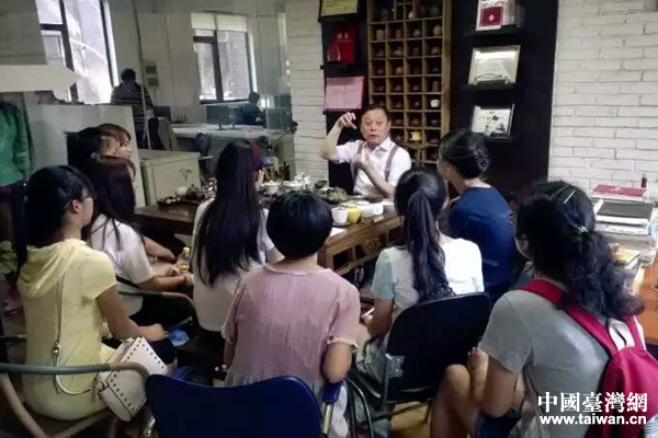 陳炳宏與兩岸創業者。(中國臺灣網 發) 陳炳宏與兩岸創業者。(中國臺灣網 發)