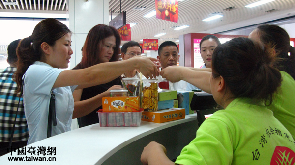 前來(lái)購(gòu)買臺(tái)灣特產(chǎn)的人們 前來(lái)購(gòu)買臺(tái)灣特產(chǎn)的人們