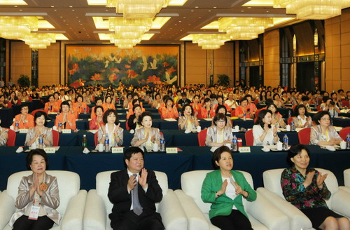 ���Ѫ�}�B �Һ̓ɰ��H���������ú��{Փ�������{�DŮՓ���C��