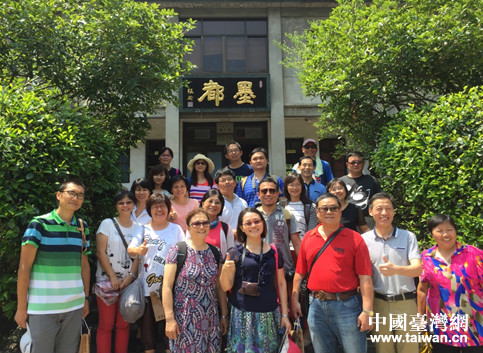 (參訪團一行于徽墨廠合影) (參訪團一行于徽墨廠合影)