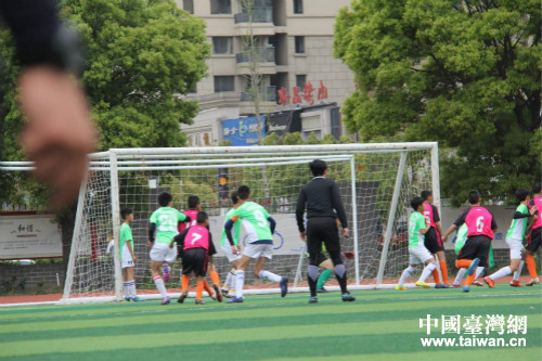 臺(tái)灣臺(tái)東縣足球隊(duì)到蚌埠交流 以球會(huì)友見證友誼 臺(tái)灣臺(tái)東縣足球隊(duì)到蚌埠交流 以球會(huì)友見證友誼