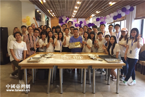 京臺青年與北京聯(lián)合大學(xué)老師合影留念 京臺青年與北京聯(lián)合大學(xué)老師合影留念