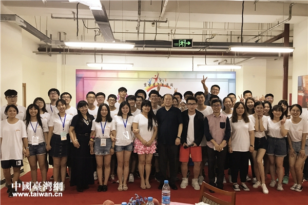 嘉賓與京臺青年合影留念。 嘉賓與京臺青年合影留念。