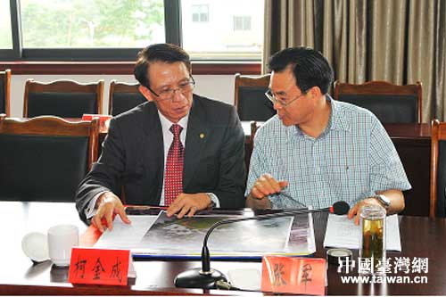 長榮集團駐大陸總代表柯金成(左)與省臺辦副主任張軍(右)交換援建規劃意見。 長榮集團駐大陸總代表柯金成(左)與省臺辦副主任張軍(右)交換援建規劃意見。