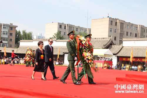 林豐正夫婦向伏羲圣像敬獻花籃 林豐正夫婦向伏羲圣像敬獻花籃