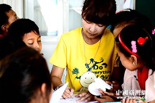 臺灣的學生教孩子們手工制作 臺灣的學生教孩子們手工制作