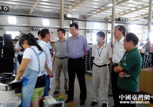 洛陽市政協副主席吉振華一行參觀吉美鞋業生產車間 洛陽市政協副主席吉振華一行參觀吉美鞋業生產車間