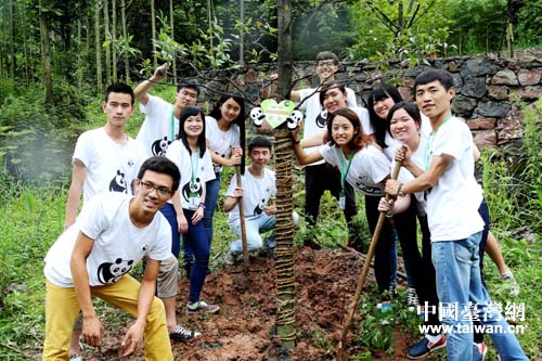 川臺學(xué)生共同種下愛心樹 川臺學(xué)生共同種下愛心樹
