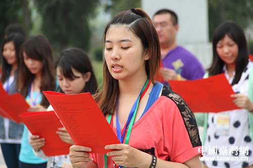 夏令營營員在函谷關誦讀道德經 夏令營營員在函谷關誦讀道德經