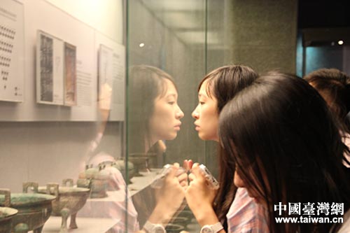 嘉義大學同學在博物館展品前駐足欣賞 嘉義大學同學在博物館展品前駐足欣賞