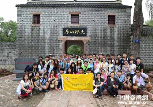 夏令營學生參觀劉銘傳故居合影 夏令營學生參觀劉銘傳故居合影