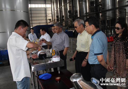 臺商考察桓仁縣葡萄酒生產線 臺商考察桓仁縣葡萄酒生產線