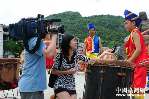 臺灣媒體采訪廣西南寧市馬山會鼓表演 臺灣媒體采訪廣西南寧市馬山會鼓表演