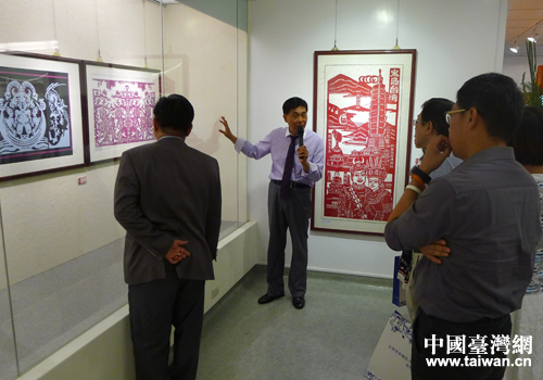 剪紙藝術家徐陽向現場觀眾介紹作品 剪紙藝術家徐陽向現場觀眾介紹作品