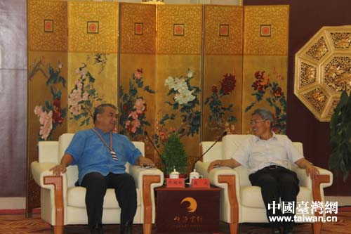 寧夏回族自治區(qū)黨委副書記(右)會見了由臺灣民意代表廖國棟(左)率領的“臺灣少數(shù)民族塞上行”交流團一行 寧夏回族自治區(qū)黨委副書記(右)會見了由臺灣民意代表廖國棟(左)率領的“臺灣少數(shù)民族塞上行”交流團一行