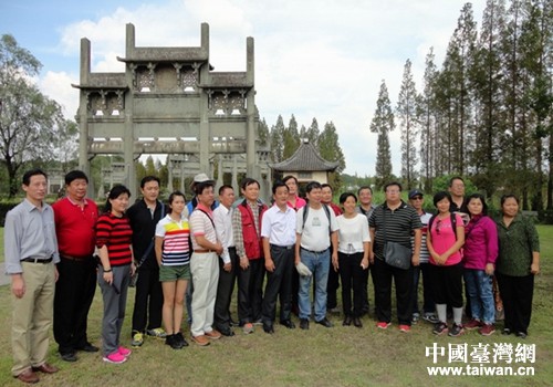 臺灣南部地區媒體記者采訪團在牌坊群合影 臺灣南部地區媒體記者采訪團在牌坊群合影
