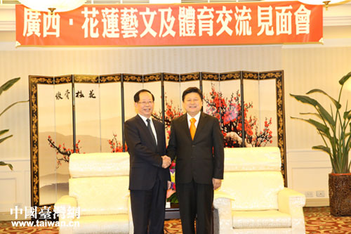 廣西壯族自治區(qū)黨委副書記危朝安(左)與臺灣花蓮縣縣長傅崐萁 廣西壯族自治區(qū)黨委副書記危朝安(左)與臺灣花蓮縣縣長傅崐萁