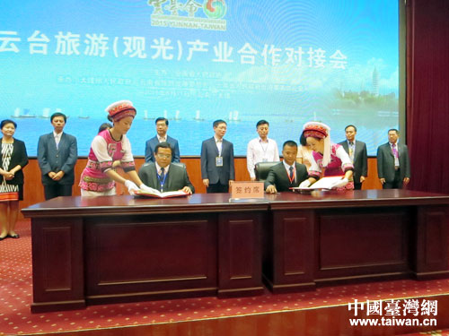 領導及嘉賓見證簽約儀式 領導及嘉賓見證簽約儀式