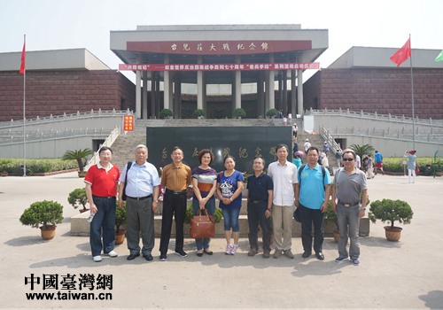 在臺兒莊大戰紀念館參觀并合影留念 在臺兒莊大戰紀念館參觀并合影留念