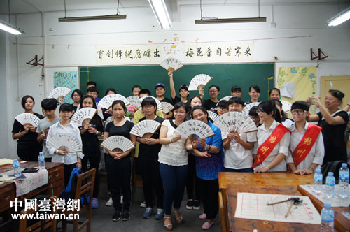 兩地學生進行了書法交流,紛紛揮毫潑墨 兩地學生進行了書法交流,紛紛揮毫潑墨