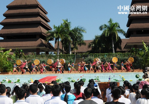 臺灣少數民族青年與海南黎族青年載歌載舞 臺灣少數民族青年與海南黎族青年載歌載舞