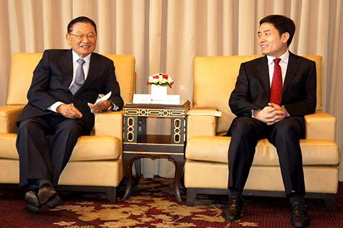 四川省副省長(zhǎng)甘霖(右)會(huì)見(jiàn)海基會(huì)前董事長(zhǎng)江丙坤 四川省副省長(zhǎng)甘霖(右)會(huì)見(jiàn)海基會(huì)前董事長(zhǎng)江丙坤