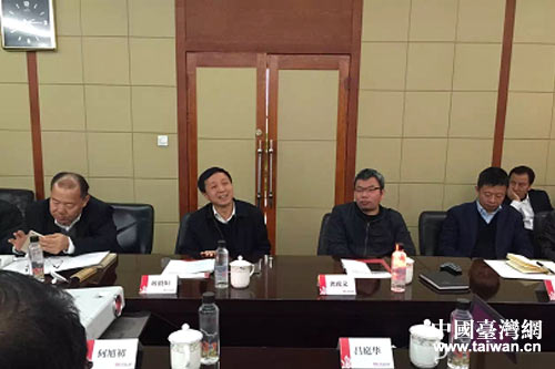 湖南日報社社長蔣祖烜、總編輯龔政文向參訪團客人介紹了湖南日報社的整體情況 湖南日報社社長蔣祖烜、總編輯龔政文向參訪團客人介紹了湖南日報社的整體情況