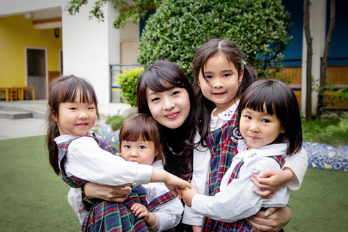 周玉如和孩子們在一起 周玉如和孩子們在一起