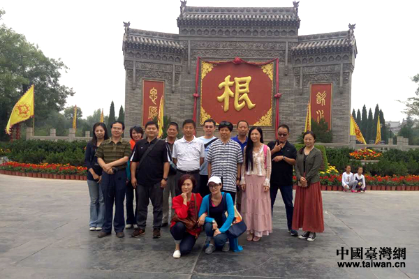 臺媒參訪團在“根”字壁前合影。 臺媒參訪團在“根”字壁前合影。