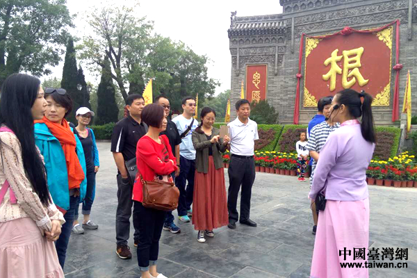 臺媒參訪團參觀大槐樹景區。 臺媒參訪團參觀大槐樹景區。