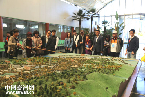 參訪團一行在密云臺資企業(yè)鑫記偉業(yè)食品公司,聽取講解員講解公司發(fā)展規(guī)劃 參訪團一行在密云臺資企業(yè)鑫記偉業(yè)食品公司,聽取講解員講解公司發(fā)展規(guī)劃