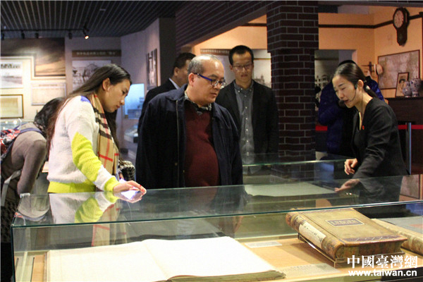 ���L�F���e�^���_�������^��չʾ����Ƥ������~��