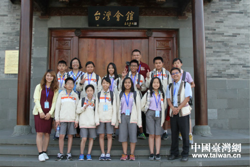 臺東縣海端小學師生在臺灣會館前合影 臺東縣海端小學師生在臺灣會館前合影