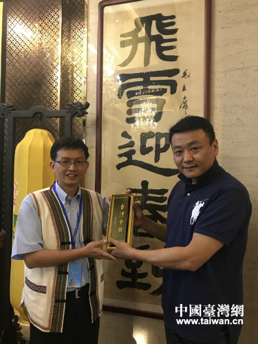 北京市臺聯聯絡部部長楊浩(右)代表市臺聯向海端小學贈送會館屏風 北京市臺聯聯絡部部長楊浩(右)代表市臺聯向海端小學贈送會館屏風