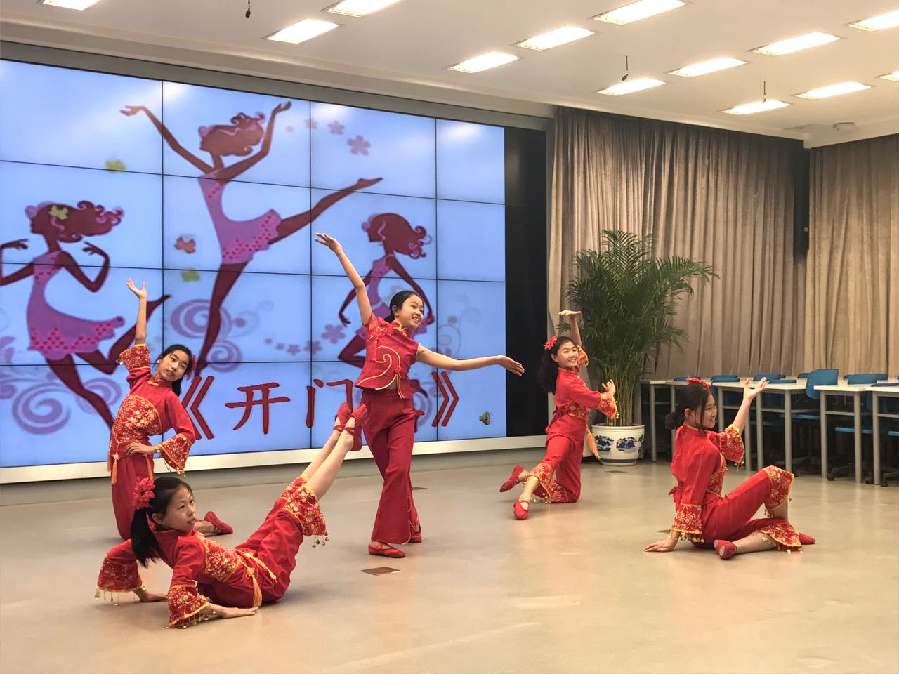 海淀區(qū)七一小學(xué)學(xué)生表演舞蹈《開(kāi)門紅》 海淀區(qū)七一小學(xué)學(xué)生表演舞蹈《開(kāi)門紅》
