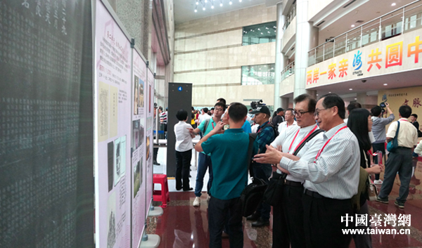 開幕式受邀嘉賓參觀圖片展 開幕式受邀嘉賓參觀圖片展