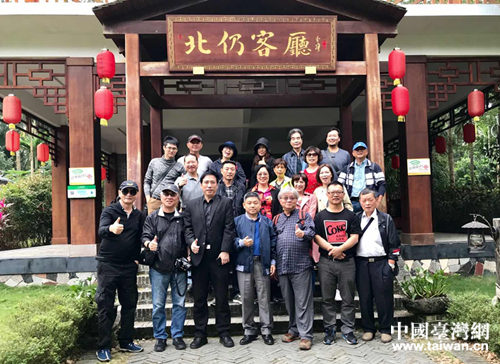 12月10日,部分媒體朋友在瓊海市北仍村合影 12月10日,部分媒體朋友在瓊海市北仍村合影