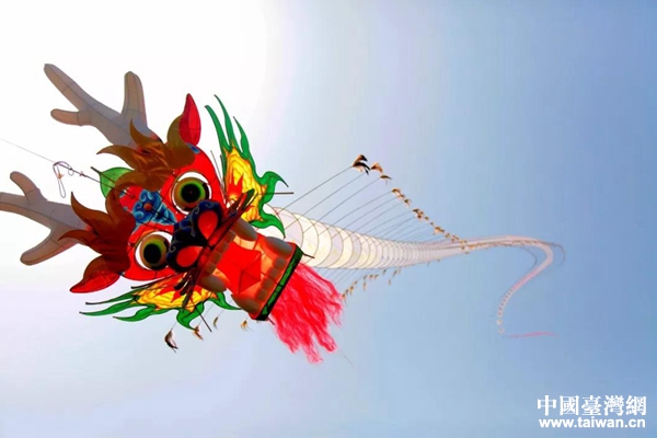 “龍”風(fēng)箏翱翔在天空中 “龍”風(fēng)箏翱翔在天空中