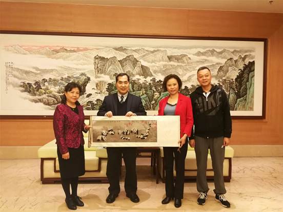 四川主辦方向臺灣臺東縣體育發展基金會贈送紀念品 四川主辦方向臺灣臺東縣體育發展基金會贈送紀念品