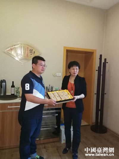 鞍山臺辦主任朱衛紅會見王家濱(左 鞍山臺辦主任朱衛紅會見王家濱(左