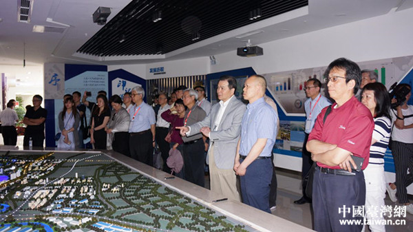 陳瑞隆一行(前排右三)參訪德陽(yáng)高新區(qū)科技企業(yè)孵化器 陳瑞隆一行(前排右三)參訪德陽(yáng)高新區(qū)科技企業(yè)孵化器