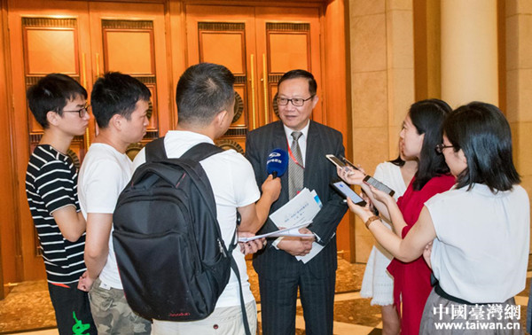 胡正大接受媒體采訪 胡正大接受媒體采訪