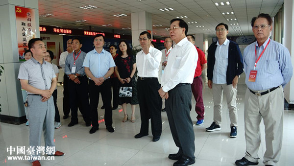 參訪嘉賓一行在眉山產業園青龍園區管委會參觀考察 參訪嘉賓一行在眉山產業園青龍園區管委會參觀考察