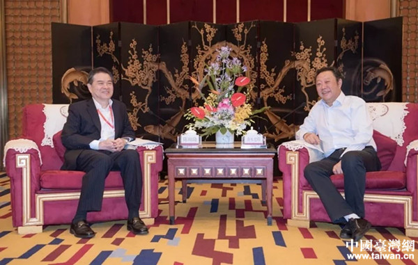 四川省委常委曲木史哈(右)會見臺灣工商團體秘書長聯誼會會長陳瑞隆 四川省委常委曲木史哈(右)會見臺灣工商團體秘書長聯誼會會長陳瑞隆