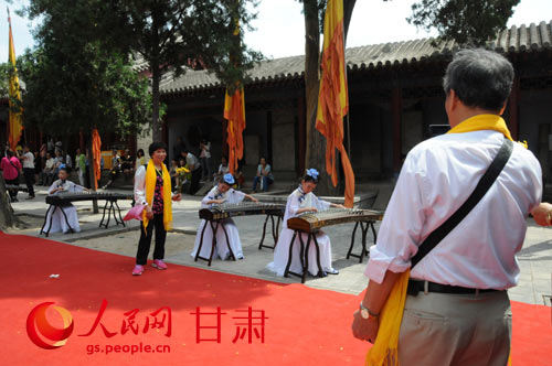 一進入伏羲廟,張東明就開始用DV記錄這次值得回憶的經歷 一進入伏羲廟,張東明就開始用DV記錄這次值得回憶的經歷