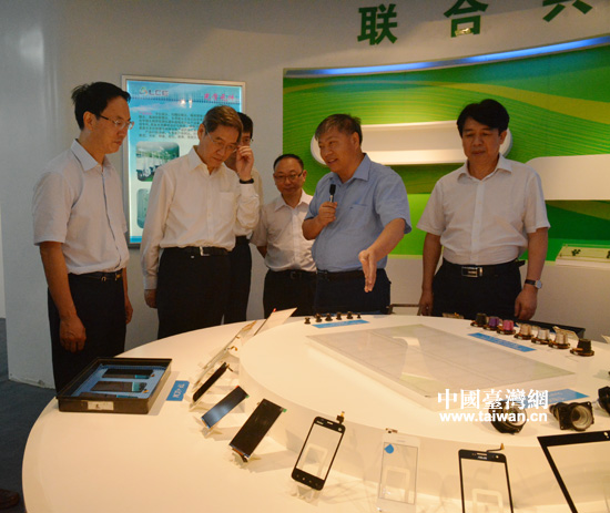 時政,兩岸關系,7月15日,中共中央臺辦、國務院臺辦主任張志軍在江西聯創電子股份有限公司考察。